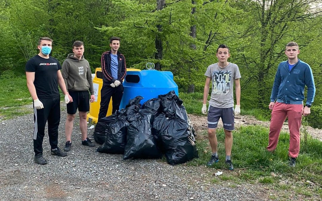 Молоді українці провели екологічну акцію зі збору сміття у Мараморощині